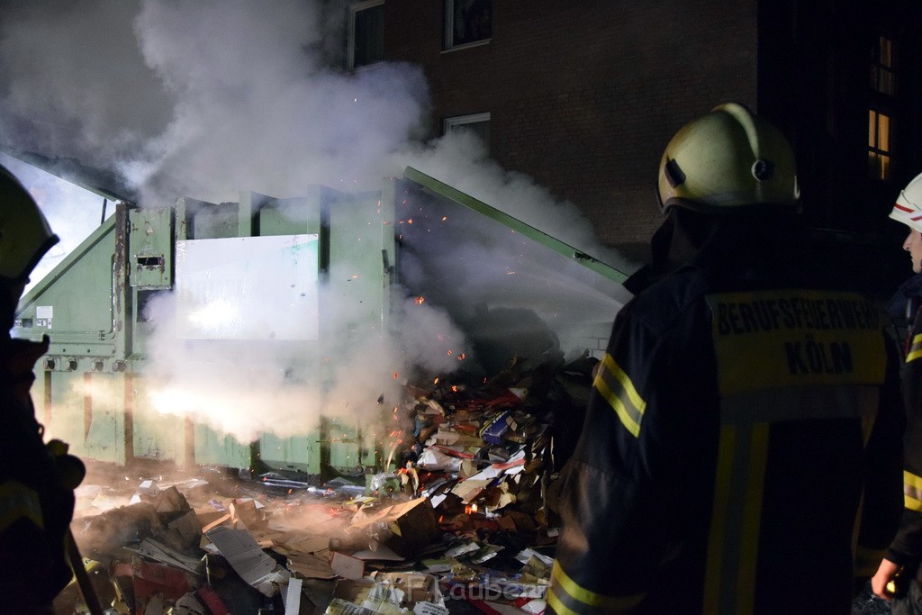 Feuer Papp Presscontainer Koeln Hoehenberg Bochumerstr P257.JPG - Miklos Laubert